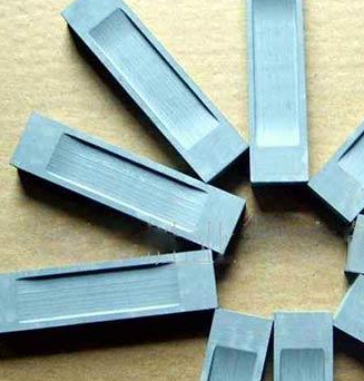 钙钛矿锰氧化物磁制冷材料及多功能导电陶瓷材料/氧分离膜与气敏材料 （）